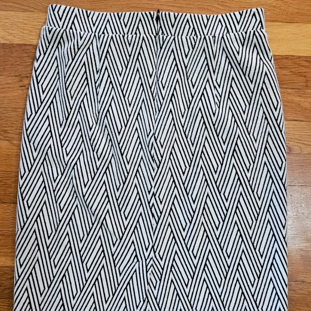 Banana Republic Black and White Pattern Skirt (Size 6) Brand New